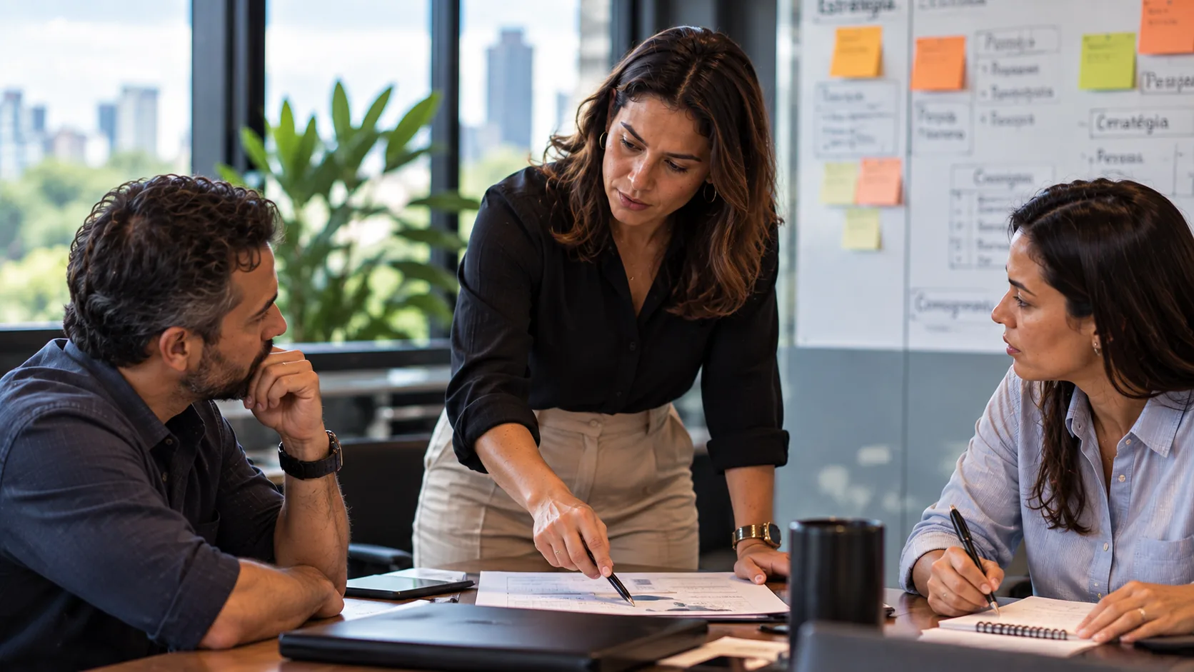Profissional em posição de liderança com uma equipe ao fundo